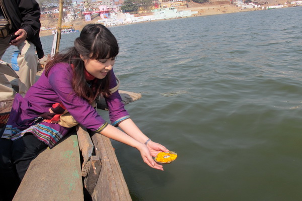 Nhà văn Di Li thả hoa cầu nguyện ở sông Hằng.